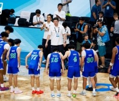 半决赛不敌清华男篮 白鸥大学球员赛后走到清华替补席鞠躬致敬