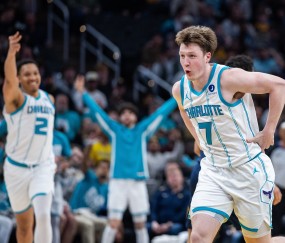 500万彩票网-黄蜂分别以20+分差击败近三年卫冕冠军 历史第四队&amp;近60年来首队